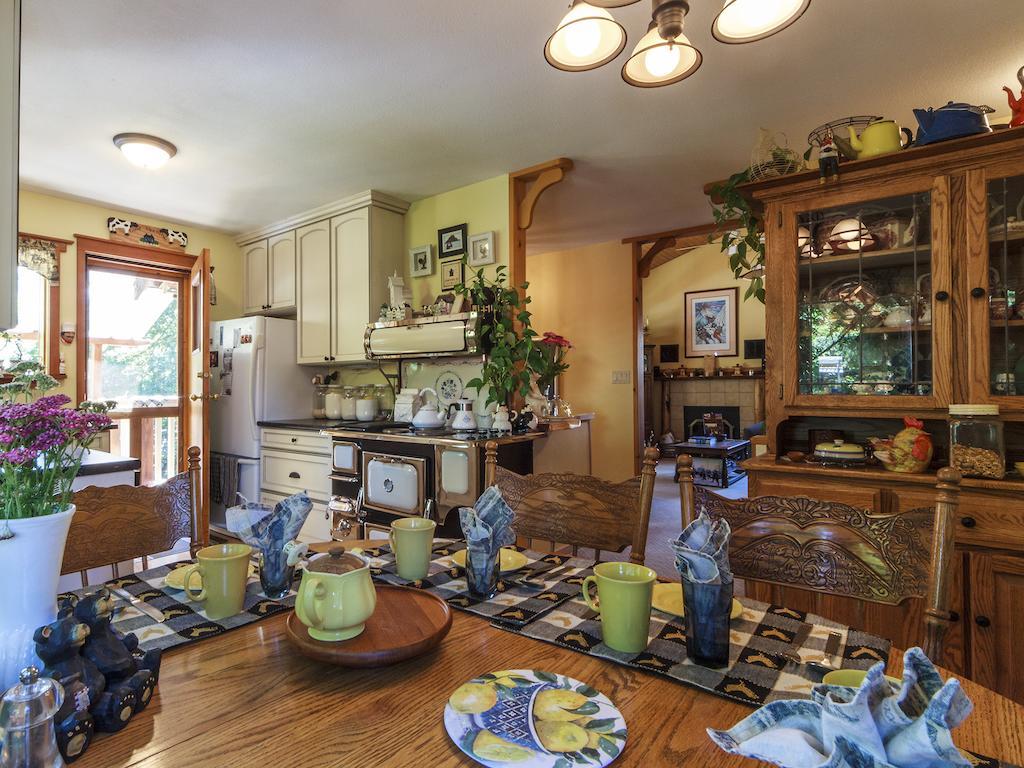 Golden Dreams B&B Уистлер Экстерьер фото